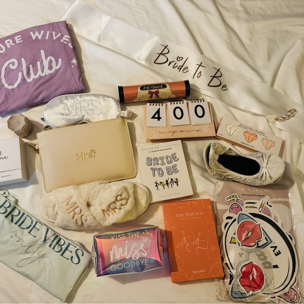 Bride To Be Bridal Party Gift Set - Cream, White, Mauve